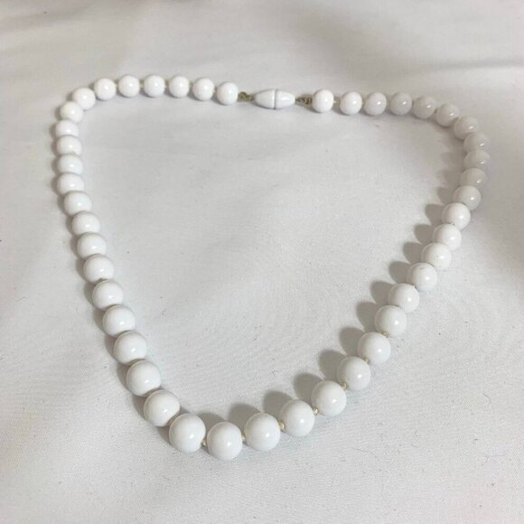Vintage 60s White Beaded Hand Knotted Necklace - Picture 5 of 10